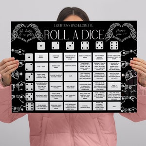 Può includere: Un tabellone di gioco stampabile in bianco e nero con il titolo "Roll a Dice" e istruzioni per un addio al nubilato. Il tabellone presenta dadi e scheletri con cuori.