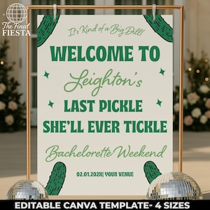 Könnte beinhalten: Ein gerahmtes Schild mit dem Text "WELCOME TO Leighton's LAST PICKLE SHE'LL EVER TICKLE Bachelorette Weekend". Das Schild hat einen hellbeige Hintergrund mit grünem Text und Gurkenillustrationen. Dekoriert mit Discokugeln.