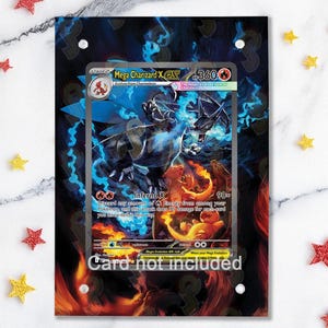 Könnte beinhalten: Eine transparente Acryl-Vitrine mit einer Mega Charizard X EX Pokémon-Karte. Das Kartenmotiv zeigt einen feurigen Drachen mit blauen Energieeffekten. Der Text "Card not included" ist sichtbar.