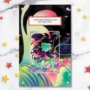 Könnte beinhalten: Ein farbenfrohes Bulbasaur Pokémon-Kartendesign mit einem lebendigen Hintergrund in Rosa, Grün und Blau. Der Text "CARD AND GRADED SLAB NOT INCLUDED" wird angezeigt. Das Design enthält den Text "Bind Down" und "-80".