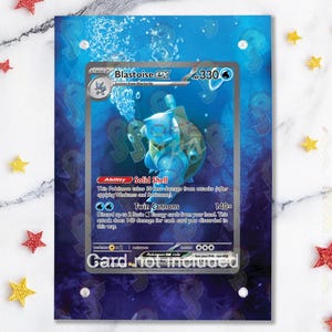 NYTT FODRAL 2.0 - Blastoise 200/165 - Pokémon 151 - Magnetiskt fodral för ditt kort + Utökat artwork + Magnetiskt stativ