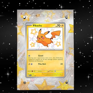 Pikachu 131/091 - Paldean Fates - Étui magnétique pour cartes Pokémon avec support