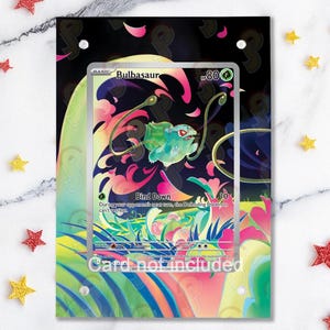Könnte beinhalten: Ein dekorativer schwarzer Kartenhalter mit einem Bulbasaur Pokémon-Kartendesign. Die Karte zeigt eine grüne und blaue Bulbasaur-Illustration mit dem Text "Bind Down". Der Halter hat einen farbenfrohen floralen Hintergrund und den Text "Card not included".