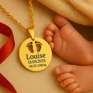 Peut inclure: Collier en or avec un pendentif rond représentant une empreinte de pied. Le pendentif est gravé du nom "Louise", de la date "15:09.2023" et de l'heure et du poids "08:35 3,480g".