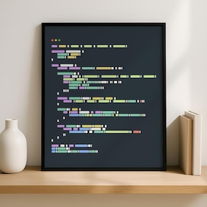 Op de afbeelding: Een ingelijste print met kleurrijke abstracte code op een donkere achtergrond. De code bestaat uit verschillende gekleurde lijnen en vormen, waaronder groen, geel, paars en wit. De print staat op een houten plank met een witte vaas en boeken.