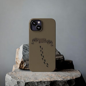 Puede incluir: Funda de teléfono verde oliva con un gráfico negro de huellas y el texto "I solemnly swear I am up to no good." La funda tiene un acabado mate y un recorte para la cámara de doble lente.