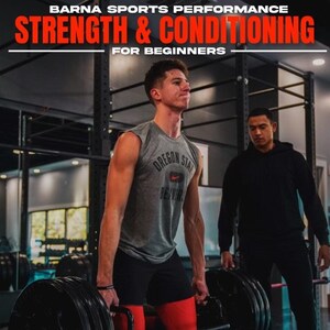 Może przedstawiać: Mężczyzna w szarej koszulce bez rękawów i czerwonych spodenkach podnosi sztangę z ciężarami. Tekst "BARNA SPORTS PERFORMANCE" znajduje się w górnej części obrazu, a tekst "STRENGTH & CONDITIONING FOR BEGINNERS" znajduje się poniżej. Tekst "UNDERSTANDING THE BASICS TO STRENGTH & CONDITIONING" znajduje się na dole obrazu, a tekst "BRANDON BARNA" znajduje się poniżej.
