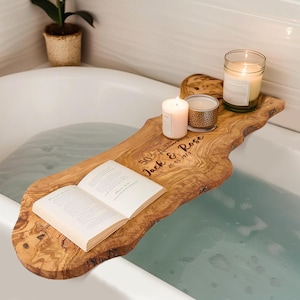 Plateau de baignoire personnalisé en bois d'olivier pour elle, cadeau de salle de bain pour baignoire spa