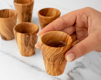 Ensemble de verres à liqueur en bois d'olivier durable - Petites tasses en bois faites main pour des occasions spéciales + Cire à bois gratuite