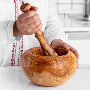 Handgjord mortel och stöt i olivträ: Personlig kökskvarn + presentkit med bivax