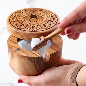 Handgefertigtes Salzstreuer aus Olivenholz mit Deckel, Löffel, Bienenwachs Set, Geschenk für die Küche, Personalisiertes Geschenk