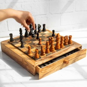 Handgemaakt olijfhouten schaakbord met opbergruimte - luxe houten schaakbord - aangepaste schaakset - perfect cadeau voor Vaderdag