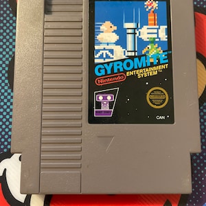 Authentieke Nintendo 'nes' Gyromite-gamewagen.