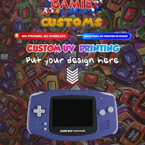 Könnte beinhalten: Ein lila Game Boy Advance Handheld-Konsolen mit einem schwarzen Bildschirm, weißen Knöpfen und dem Text "GAME BOY ADVANCE". Das Bild zeigt den Text "GAMIE GAMERS CUSTOMS" und "CUSTOM UV PRINTING". Der Hintergrund ist mit bunten Game Boy Advance Konsolen gefüllt.