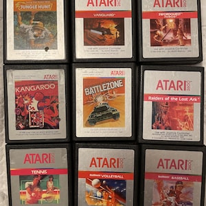 Puede incluir: Nueve cartuchos de juegos de video Atari 2600, que incluyen Jungle Hunt, Vanguard, Swordquest: Fireworld, Kangaroo, Battlezone, Raiders of the Lost Ark, Tennis, Volleyball y Baseball. Los cartuchos están dispuestos en tres filas de tres.