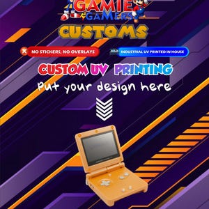 Può includere: Una console portatile arancione Game Boy Advance SP è mostrata su uno sfondo viola e nero. L'immagine presenta il testo "GAMIE GAMERS CUSTOMS" e "CUSTOM UV PRINTING". È visibile anche il testo "Put your design here".