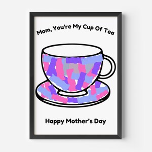Peut inclure: Une affiche encadrée avec une illustration d'une tasse à thé et d'une soucoupe. La tasse est décorée de formes roses, violettes et bleues. Le texte dit "Mom, You're My Cup Of Tea" et "Happy Mother's Day".