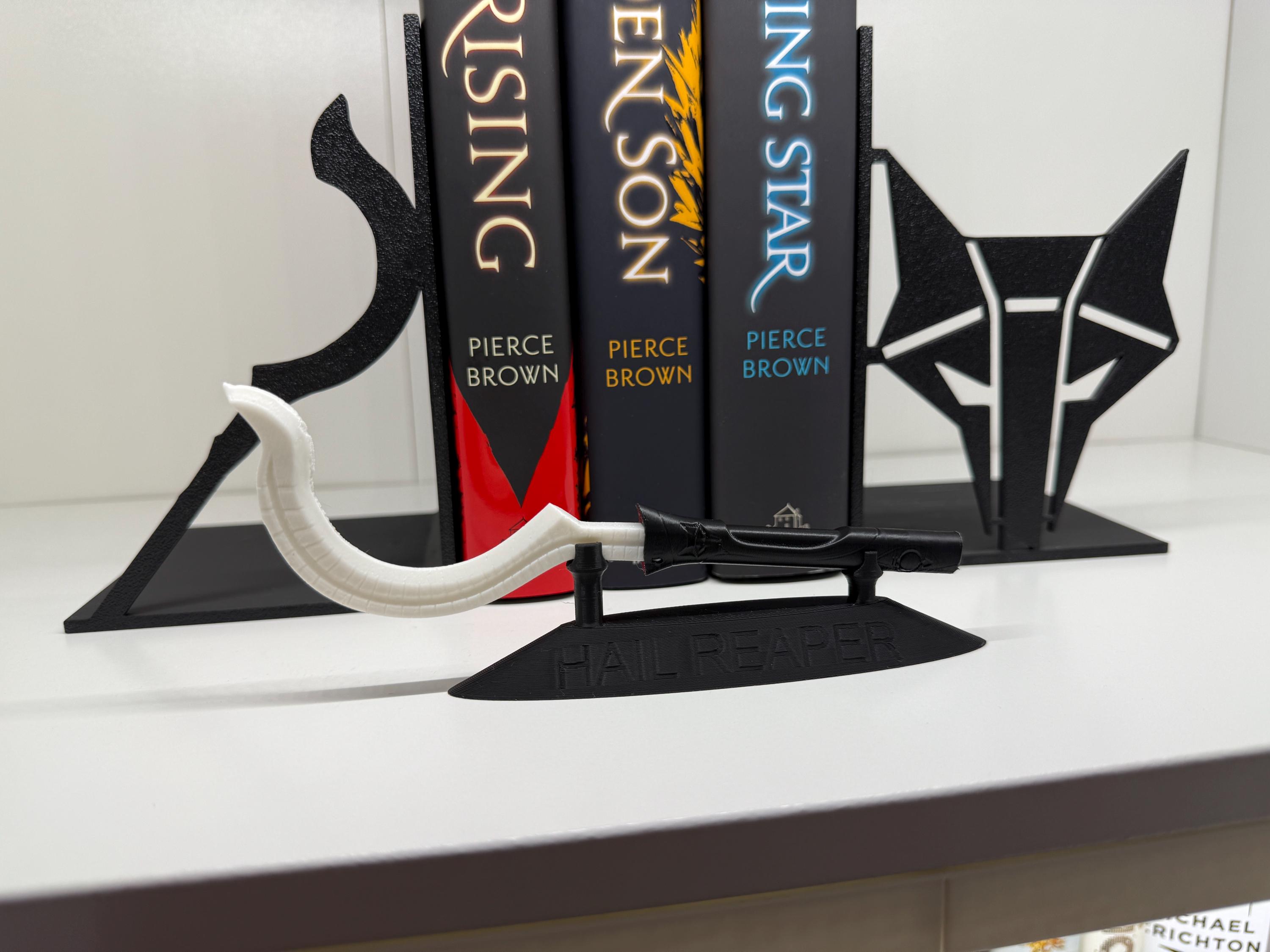 Red Rising Mini Darrow Sling Blade with Display Stand for Bookshelf | Sci-Fi Weapon Replica Holder & Collectible Showcase 3D printed