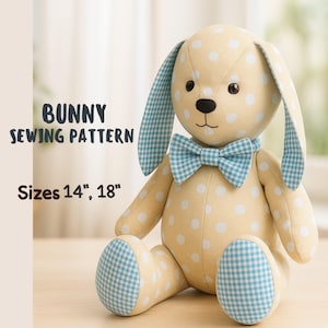 Può includere: Un modello di cucito di coniglio di peluche, dimensioni 35.5 cm e 45.7 cm. Il coniglio è giallo chiaro con pois bianchi e dettagli a quadretti blu sulle orecchie, sui piedi e sul papillon. Il testo "BUNNY SEWING PATTERN" è visibile.