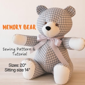 Può includere: Un modello di cucito e tutorial di Memory Bear. L'orso è realizzato in tessuto a quadretti grigio e bianco con muso e zampe bianche. Ha occhi a bottone marroni e un nastro grigio chiaro. L'orso è alto 51 cm, con una dimensione da seduto di 36 cm.