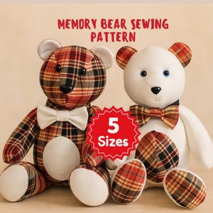 Puede incluir: Dos osos de peluche de memoria, uno a cuadros y otro blanco, con pajaritas. El oso a cuadros tiene una pajarita crema, y el oso blanco tiene una pajarita a cuadros. La imagen incluye el texto "MEMORY BEAR SEWING PATTERN" y un letrero rojo que dice "5 Sizes."