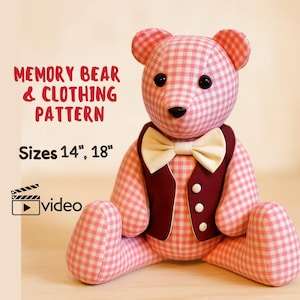 Op de afbeelding: Een roze en witte geruite teddybeer met een bordeaux vest en een crèmekleurige vlinderdas. Verkrijgbaar in maten van 35,5 cm en 45,7 cm. De afbeelding bevat de tekst "MEMORY BEAR & CLOTHING PATTERN" en "video".