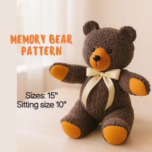 Könnte beinhalten: Ein brauner Teddybär mit einem beigefarbenen Maul, Pfoten und Ohren sowie einer cremefarbenen Schleife. Der Bär ist etwa 38 cm groß und hat eine Sitzgröße von 25 cm. Der Text "MEMORY BEAR PATTERN" wird in Orange angezeigt.