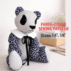 Pode incluir: Um bicho de pelúcia de urso panda feito à mão com gola branca e laço preto. O corpo do panda é listrado em cinza e branco, com braços, pernas e orelhas com estampa floral azul marinho. O texto "PANDA+COLLAR SEWING PATTERN Tamanhos 35,5 cm, 45,7 cm" é visível.