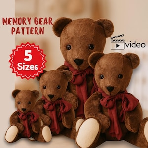 Könnte beinhalten: Eine Gruppe brauner Teddybären in verschiedenen Größen, jeder mit einem weinroten Schal. Die Bären haben schwarze Nasen und cremefarbene Pfoten. Der Text im Bild lautet "Memory Bear Pattern" und "5 Sizes". Ein Videosymbol ist ebenfalls vorhanden.