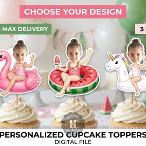 Op de afbeelding: Drie gepersonaliseerde cupcake toppers met een kindergezicht op cartoonlichamen. Eén zit op een roze flamingo zwemband, één op een watermeloenring en één op een witte eenhoorn. Tekst in de afbeelding: CHOOSE YOUR DESIGN, 24 HRS MAX DELIVERY, 3 SIZES!, PERSONALIZED CUPCAKE TOPPERS, DIGITAL FILE.