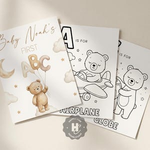 Puede incluir: Tres tarjetas ilustradas. Una tarjeta dice "Baby Noah's First ABC" con un oso de peluche sosteniendo letras de globo. Las otras dos tarjetas tienen un oso en un avión y sosteniendo un globo, con las palabras "A is for Airplane" y "Globe".