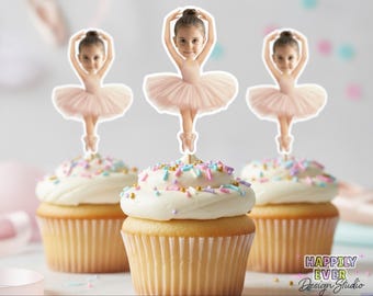 Könnte beinhalten: Drei Cupcakes mit weißem Zuckerguss und bunten Streuseln, jeweils mit einem Ballerina-Topper. Die Topper zeigen ein Mädchen in einem rosa Tutu. Der Text auf dem Bild lautet "PERSONALIZED CUPCAKE TOPPERS DIGITAL FILE".