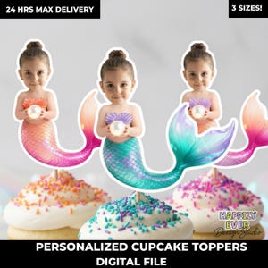 Op de afbeelding: Gepersonaliseerde cupcake toppers met een zeemeermin ontwerp, met een kind dat een parel vasthoudt. De zeemeerminstaarten zijn roze, turquoise en paars. De cupcakes zijn versierd met kleurrijke sprinkles. De tekst op de afbeelding luidt "PERSONALIZED CUPCAKE TOPPERS".