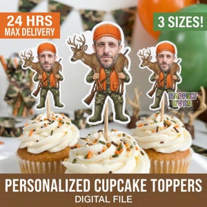 Könnte beinhalten: Cupcakes mit personalisierten Toppern zum Thema Jäger. Die Topper zeigen einen Mann mit einem Hirsch, der eine orangefarbene Weste und einen Hut trägt. Die Cupcakes haben weißes Frosting und bunte Streusel. Der Text auf dem Bild lautet "PERSONALIZED CUPCAKE TOPPERS DIGITAL FILE."