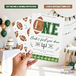 Könnte beinhalten: Zwei Einladungen zum Thema Football. Eine zeigt eine große Football-Grafik und den Text "ONE" in Grün. Die andere hat ein sich wiederholendes Football-Muster. Die Einladungen sind 12,7 x 17,8 cm groß und enthalten Eventdetails.
