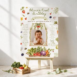 Könnte beinhalten: Ein rechteckiges Geburtstagsschild mit einem zentralen Foto eines Kindes, das von einer grün-weiß gestreiften Markise eingerahmt wird. Das Schild ist mit Aquarellillustrationen von Gemüse, Obst und Bienen verziert und enthält den Text Olivia's First Birthday, About Me, Favorites und My Teeth.