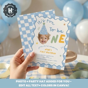 Op de afbeelding: Een uitnodigingskaart voor een eerste verjaardag met een lichtblauw en wit ruitpatroon, een foto van een kind met een blauwe feesthoed en de tekst It's fun to be ONE, join us to celebrate, Noah's first birthday, zaterdag 16 november 2024.
