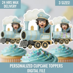 Peut inclure: Décorations de cupcakes en forme de train bleu clair avec le visage d'un enfant dans la locomotive. Les décorations sont sur des cupcakes avec du glaçage bleu et des vermicelles colorés. Le texte "NOAH'S EXPRESS" et "PERSONALIZED CUPCAKE TOPPERS DIGITAL FILE" sont également présents.