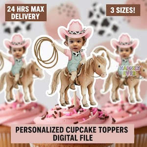 Puede incluir: Adornos para cupcakes con un niño vestido de vaquera montando a caballo, con sombrero rosa y peto vaquero. Los adornos están sobre cupcakes con glaseado rosa y chispas. El texto dice "PERSONALIZED CUPCAKE TOPPERS DIGITAL FILE".