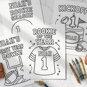 Puede incluir: Tres páginas para colorear blancas con diseños de fútbol americano y el texto Noah's Rookie Season, Kickoff y Rookie of the Year. Las páginas incluyen ilustraciones de un balón, un pastel, una camiseta y un poste de meta. Cuatro crayones.
