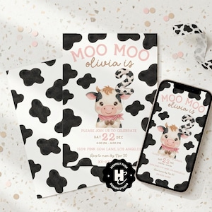 Puede incluir: Invitaciones y un teléfono que muestran un diseño de fiesta de cumpleaños. Las invitaciones presentan una vaca de dibujos animados, el texto "Moo Moo Olivia is 2" y detalles del evento. El diseño incluye manchas de vaca negras y acentos rosas.