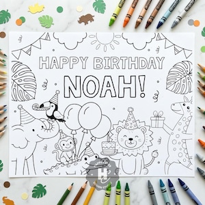 以下が含まれることがあります： 「HAPPY BIRTHDAY NOAH！」の文字と、漫画の動物、風船、ケーキが描かれた白黒の塗り絵。色鉛筆とクレヨンがページ全体に散らばっており、すぐに使用できます。