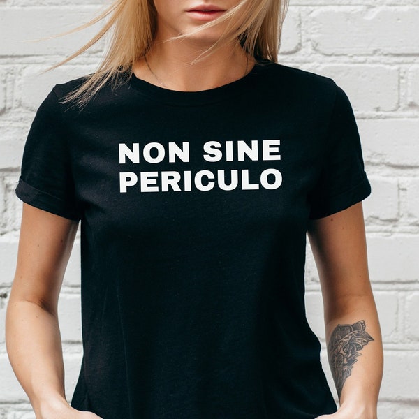 Non sine periculo - nicht ohne Gefahr! T-Shirt cooler Spruch für Männer und Frauen Geschenk Mann und Frau schwarz The Gentleman Serie