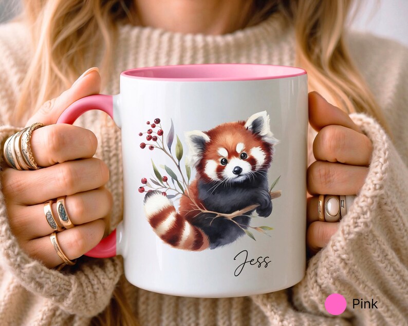 Puede incluir: Taza de cer&aacute;mica blanca con borde rosa, con una ilustraci&oacute;n de acuarela de un panda rojo con una rama frondosa. La taza tiene el nombre "Jess" escrito en cursiva en la parte inferior.