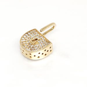 Puede incluir: Conjunto de tres jarrones de cerámica blanca de diferentes alturas. Acabado mate, diseño texturizado y acanalado. Presentados sobre una superficie neutra.