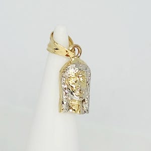 Złota zawieszka z małym Jezusem 10K, dwukolorowa zawieszka z Jezusem, zawieszka z rzeźbioną twarzą Jezusa, zawieszka religijna, zawieszka z twarzą Jezusa, 13 mm x 8 mm