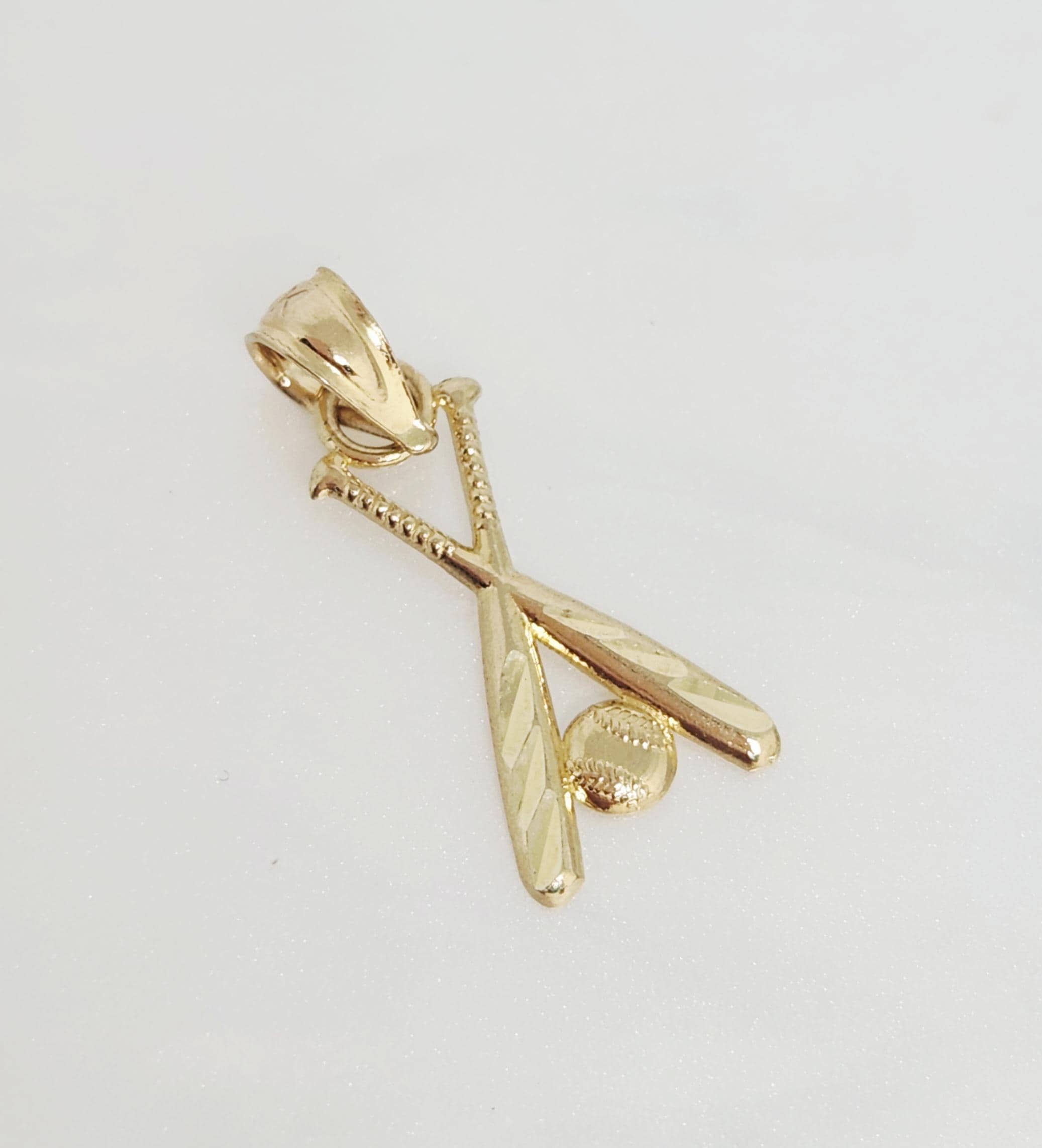 Pendentif breloque vintage en or 14 carats skis et bâtons. En vente sur 1stDib Pendentif breloque vintage en or 14 carats skis et bâtons. En vente sur 1stDib