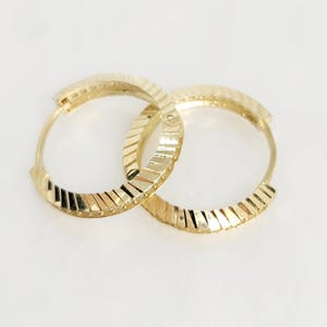 10K Gelbgold Huggie Ohrringe; Gold Hoop Ohrringe, Gold Zirkon Creolen, Zirkon Huggies, Statement Creolen, Nieten Creolen, Geschenk für sie, 16 mm