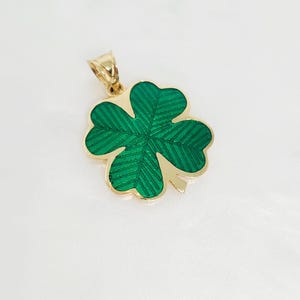 14K Żółte Złoto Koniczyna Liść Zawieszka, Zawieszka Emaliowana, Zawieszka na Szczęście, Zawieszka na Szczęście, Złota Emaliowana Koniczyna, Prezent dla Mamy, 15 mm x 15 mm