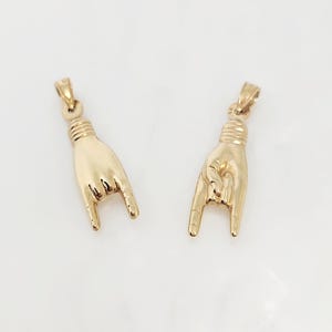 Dije de mano de oro amarillo de 14 quilates, señal de mano de oro, amuleto de la suerte de oro, amuleto de cuerno de oro, amuleto &quot;Eres genial&quot;, 22 x 10 mm